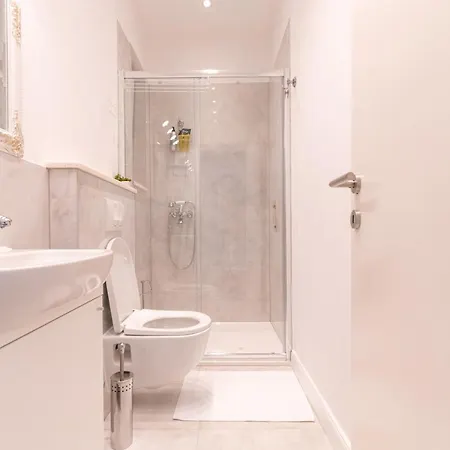 Finest Leonilda Split